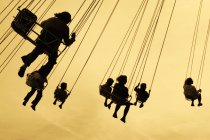 Silhuetas de pessoas no carrossel no parque de diversões de Liseberg — Fotografia de Stock