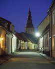 Порожня стара міська вулиця освітлена вночі — стокове фото