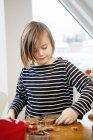 Дівчина робить печиво, вибірковий фокус — стокове фото