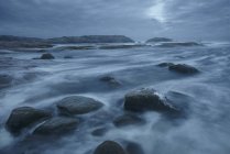 Довгий знімок штормових хвиль на береговій лінії — стокове фото