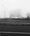 Road and residential building covered in fog — Stock Photo