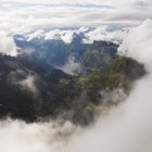 Вид з гірських краєвид під хмарного неба — стокове фото