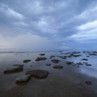 Vue de face de la plage par temps nuageux — Photo de stock