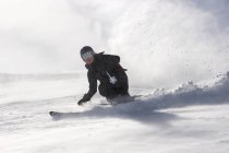 Femme descendant la piste de ski dans la neige fraîche à Andermatt, Suisse — Photo de stock