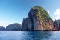 Island cliffs and sea in sunlight, thailand — Stock Photo