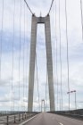 Vista da ponte de suspensão com céu nublado no fundo — Fotografia de Stock