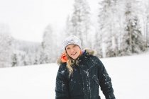 Retrato de mulher jovem usando casaco de inverno — Fotografia de Stock
