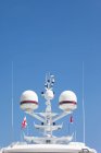 Visão de baixo ângulo do radar do barco contra o céu claro — Fotografia de Stock