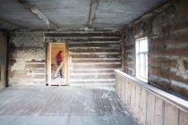 Leerstehendes Zimmer in Altbau mit Mann im Hintergrund — Stockfoto