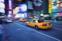 Жовті таксі дитинча трафіку в Манхеттен — стокове фото