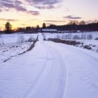 Landstraße in schneebedeckter Landschaft — Stockfoto