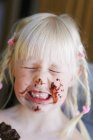 Retrato de menina com rosto dabbed com chocolate — Fotografia de Stock
