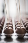 Schokoladenbonbons mit Stöcken, Nahaufnahme — Stockfoto