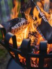 Kohlenbecken mit brennendem Holz, Nahaufnahme — Stockfoto