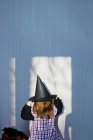 Ragazza che indossa il costume di strega, messa a fuoco selettiva — Foto stock