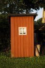 Vista frontale di piccolo capannone in legno — Foto stock