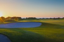 Blick auf ombergs golf resort am see vattern bei sonnenuntergang — Stockfoto