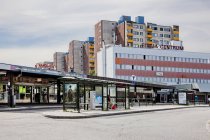 Vista de la parada de autobús y edificios en Estocolmo - foto de stock