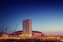 Vista della Friends Arena e degli edifici illuminati di notte, Stoccolma — Foto stock