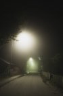 Vista da rua iluminada à noite, norte da Europa — Fotografia de Stock