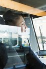 Женщина водитель трамвая видели через окно — стоковое фото