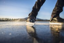 Bassa sezione di uomo maturo pattinaggio su ghiaccio in Jamtland, Svezia — Foto stock