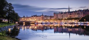 Vista dos edifícios da cidade de Estocolmo iluminados à noite — Fotografia de Stock