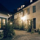 Rue de la vieille ville illuminée la nuit, Lund, Skane, Sverige — Photo de stock