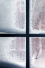 Ventana cubierta de heladas y nieve vista desde el interior - foto de stock
