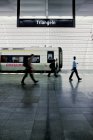 Люди, движущиеся на платформе метро на поезде — стоковое фото