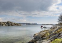 Wasserbucht mit Seebrücke und fernen Bergen — Stockfoto