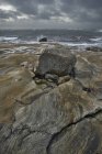 Nuvole di tempesta sulla costa rocciosa — Foto stock
