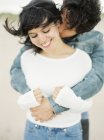 Fidanzato abbracciare e baciare fidanzata, concentrarsi sul primo piano — Foto stock