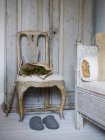 Rustikaler Stuhl, Flöte, Hausschuhe und Tannenzweige neben Sofa — Stockfoto