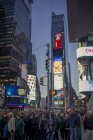 Personas en Times Square en la ciudad de Nueva York - foto de stock