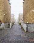 Diminishing perspective view of residential buildings covered in fog — Stock Photo