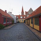 Edificio della città vecchia e pavimentazione di ciottoli al tramonto — Foto stock