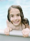 Ritratto di ragazza in piscina, focus selettivo — Foto stock