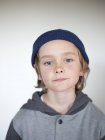 Retrato de menino usando chapéu de malha azul — Fotografia de Stock