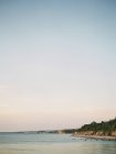 Морська берегова лінія з чистим небом заходу сонця — стокове фото