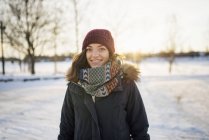 Портрет молодої жінки, дивлячись на камеру взимку — стокове фото