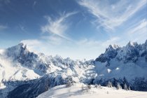 Vista panorâmica de montanhas cobertas de neve no inverno — Fotografia de Stock