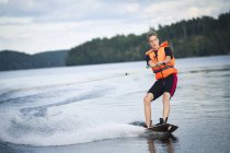 Adolescent garçon wakeboarding sélectif focus — Photo de stock