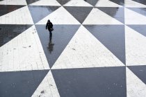 Visão de alto ângulo da mulher andando, foco seletivo — Fotografia de Stock