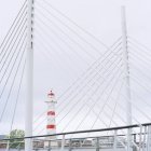 Leuchtturm und Brückenbauteile, Malmö, Schweden — Stockfoto