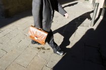 Высокий угол обзора бизнесмена, идущего по улице — стоковое фото