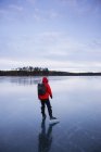 Mulher patinação no gelo no lago congelado — Fotografia de Stock