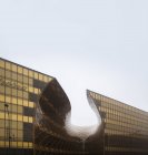 Facciata del moderno edificio del centro commerciale contro il cielo blu — Foto stock
