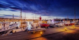 Vista do porto com veleiros iluminados à noite, Estocolmo — Fotografia de Stock