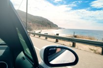 Carretera costera vista desde la ventana del coche - foto de stock